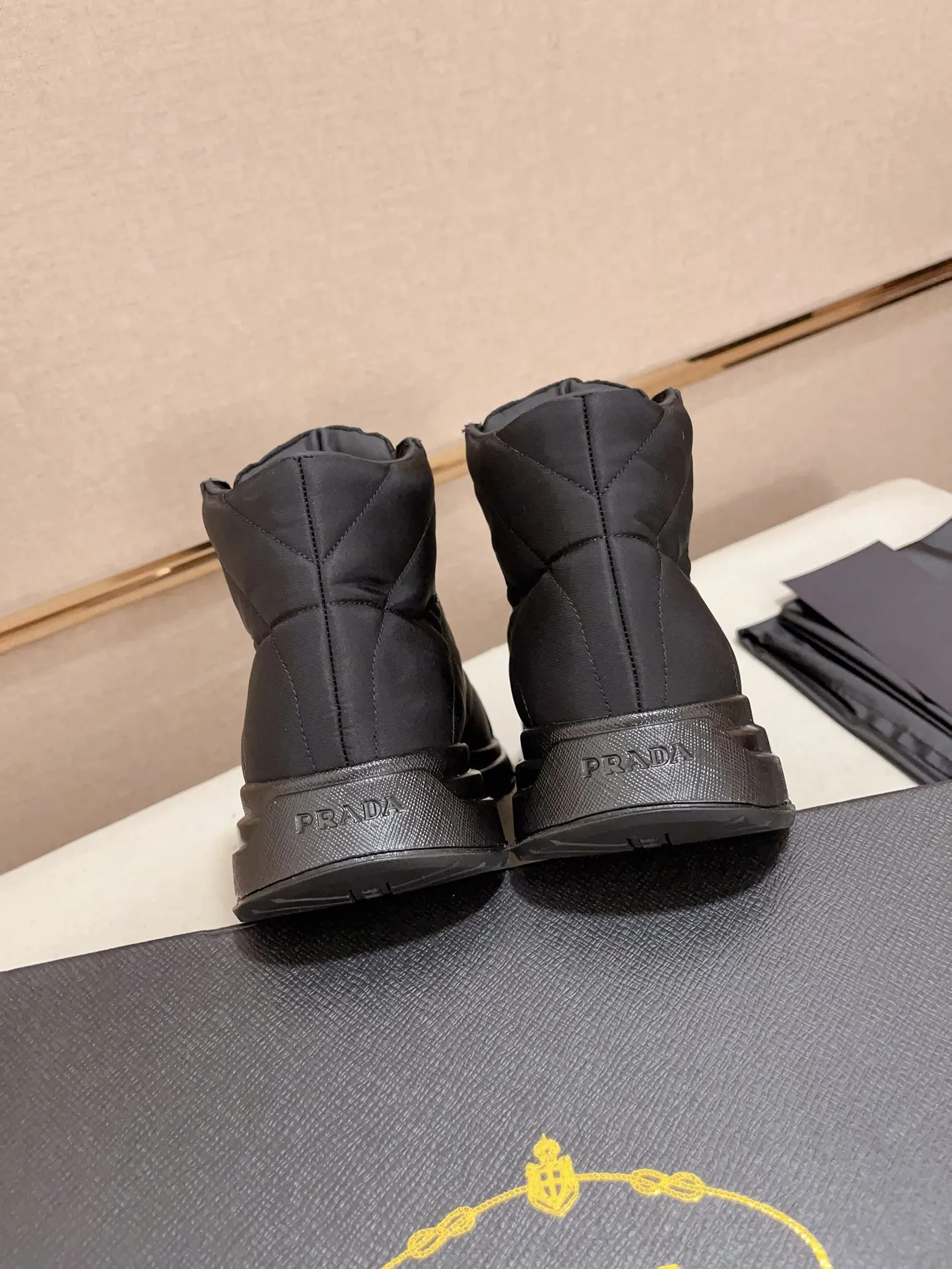 Men's shoes 💰 660💰 ✔️✔️✔️Top version High-quality new PRADA counters are launched simultaneously, new men's shoes, 😘fabrics are selected from first-layer cowhide and waterproof fabrics. Lining: Imported cowhide leather lining. 👍🏿High-end☄️Open-molded non-slip rubber outsole, exquisite lines, simple and elegant, comfortable and high-end for leisure travel. Number of yards: 38 to 44. Can be customized 45-46 non-returnable
